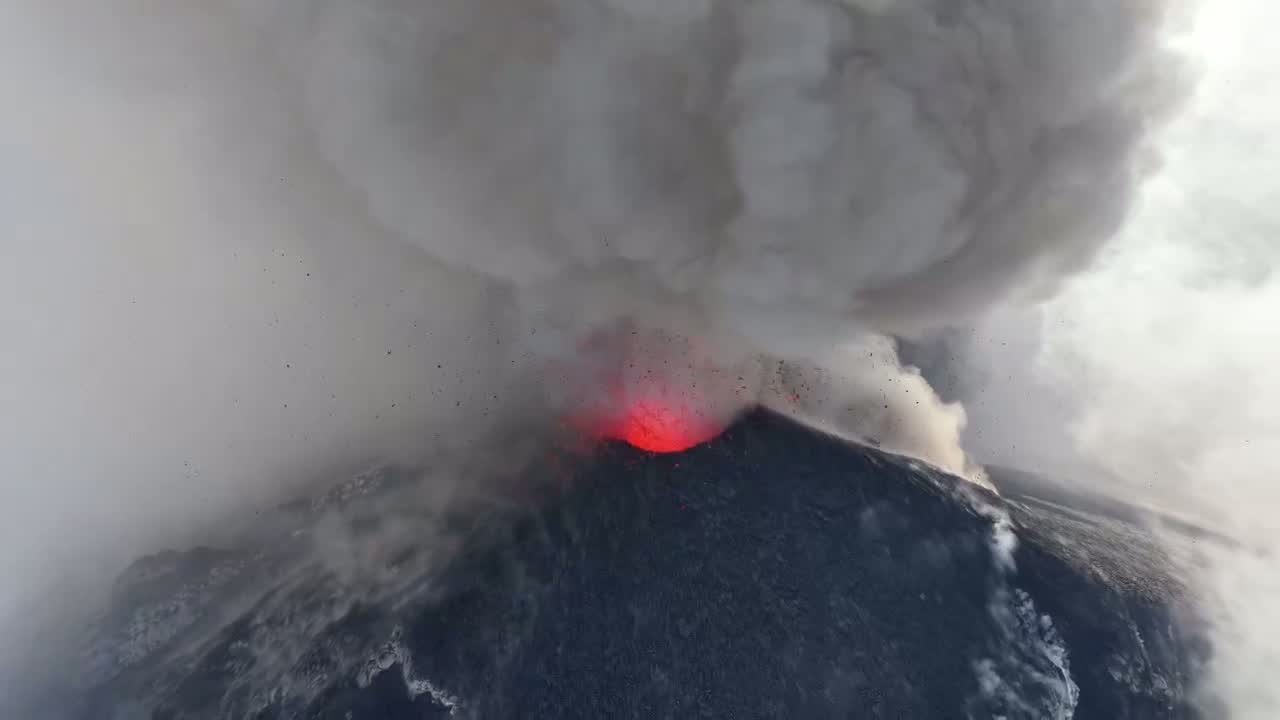 Vídeo aéreo con dron del Volcán de Fuego en erupción para proyectos de naturaleza
